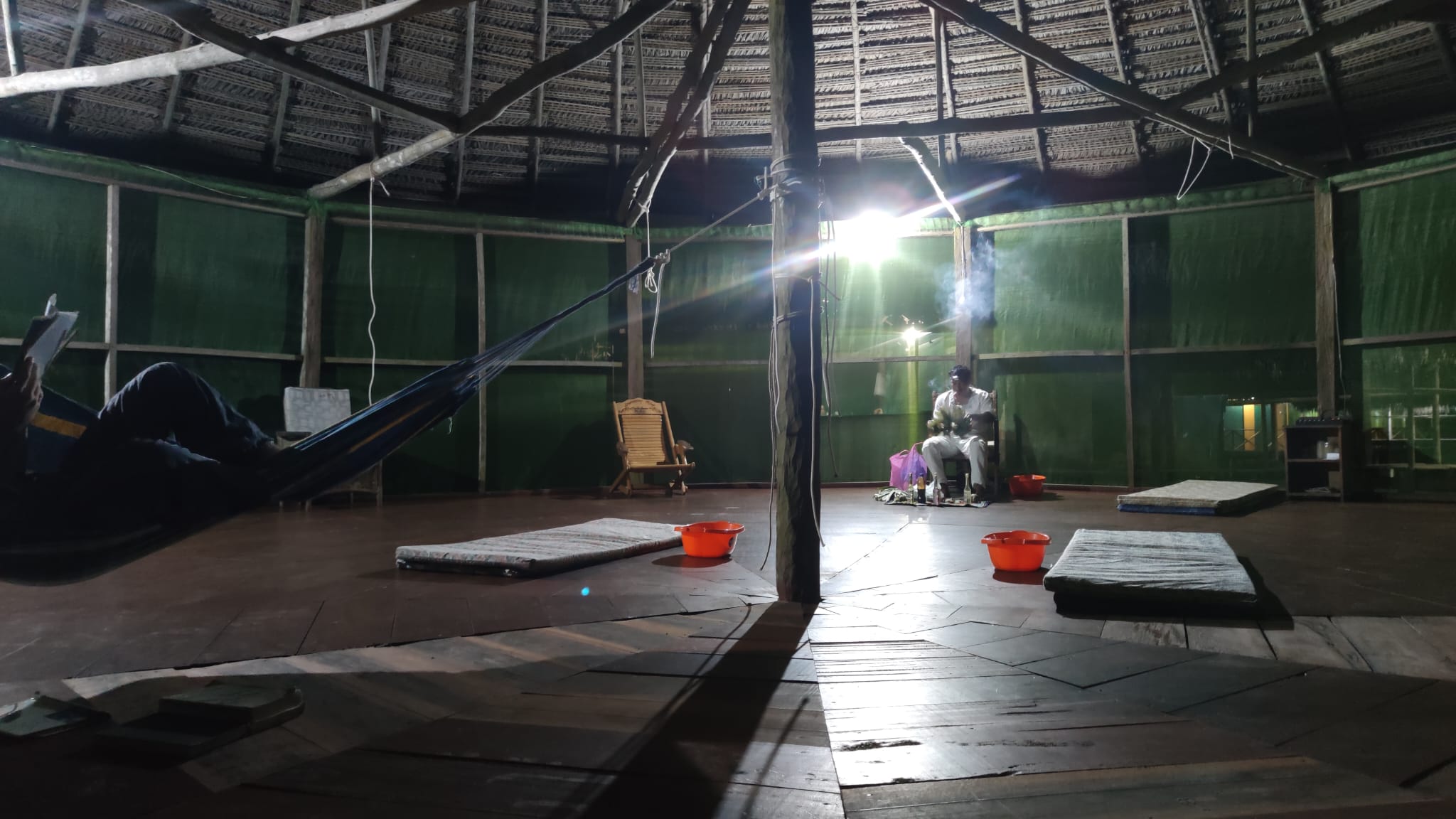 Ritualgegenstände und Blumen